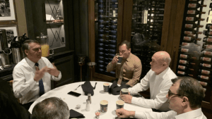 Defesa de Bolsonaro pede acesso à delação de Cid no caso das joias