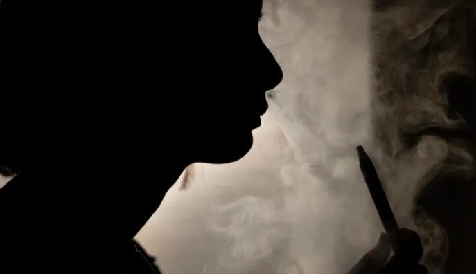 Mãe dá chiclete de nicotina para adolescente parar de fumar vape; jovem está com enfisema pulmonar aos 16 anos