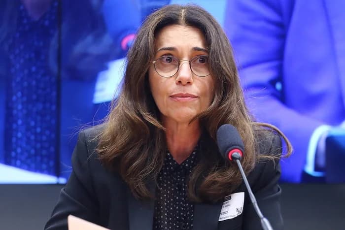 Ex-diretora da Americanas desembarca em SP e se apresenta à PF