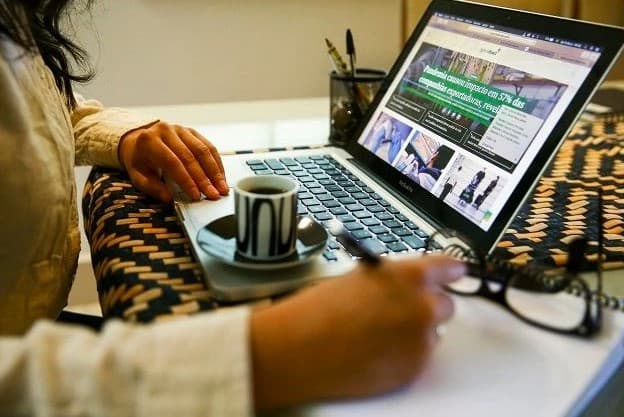 Quase metade dos brasileiros não possui conhecimentos básicos de informática, diz Anatel