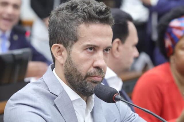 Janones debocha de atentado a Trump: “fakeada fazendo escola”
