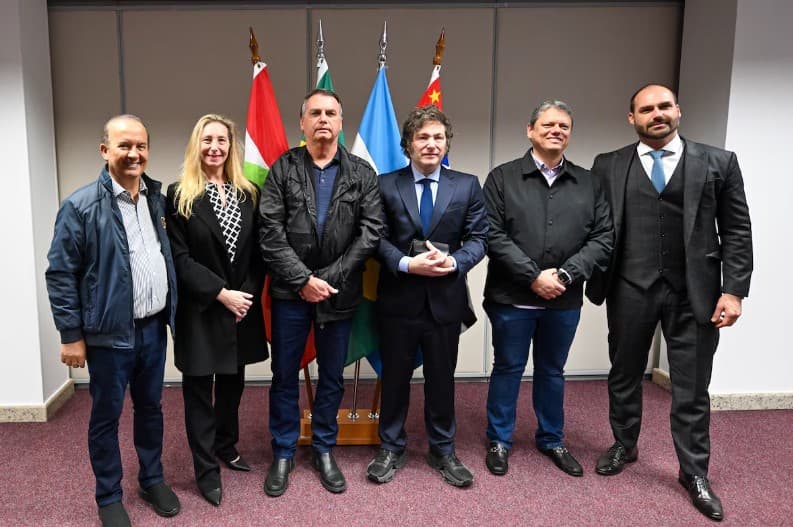 Milei tem encontro com Bolsonaro e recebe medalha ‘3is’: ‘imorrível, imbrochável e incomível’