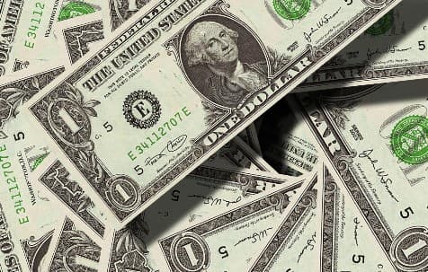 Dólar bate R$ 5,70 na máxima, com mal estar renovado após fala de Lula sobre câmbio