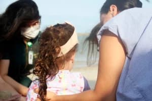 Criança com doença congênita rara é levada para conhecer o mar em Natal