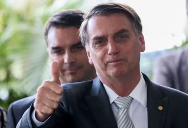 BASTIDORES: Bolsonaro bate martelo e manda Flávio ir até o fim: “Pai ordena, filho obedece”