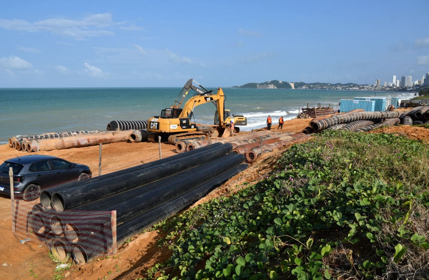 Canteiro de obras da engorda de Ponta Negra recebe primeiros equipamentos