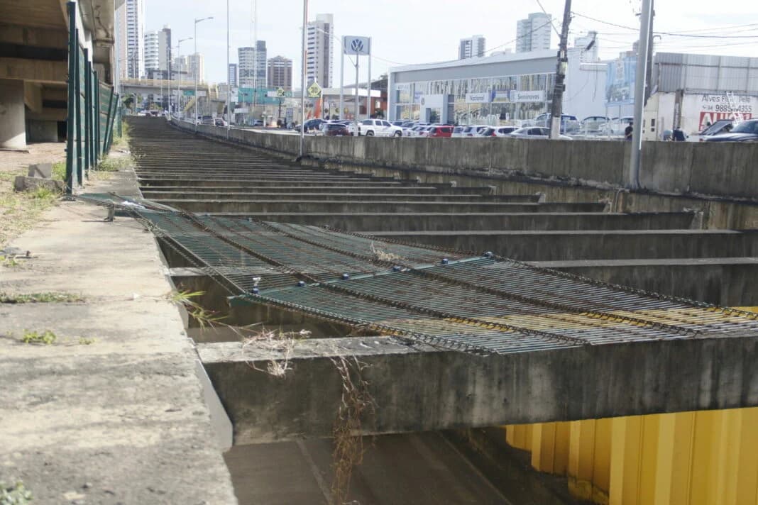 Grades de túnel do Complexo Viário caem e atingem carro