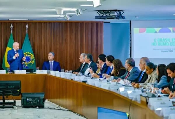Haddad defende corte de despesas em reunião com Lula e ministros