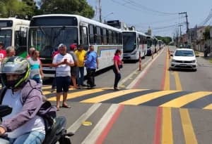 PM anuncia reforço na segurança e avalia colocar agentes dentro dos ônibus após motorista ser assassinado em Natal