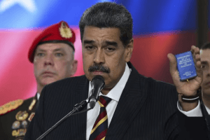 Maduro comparece à Suprema Corte para validar reeleição em meio à pressão internacional