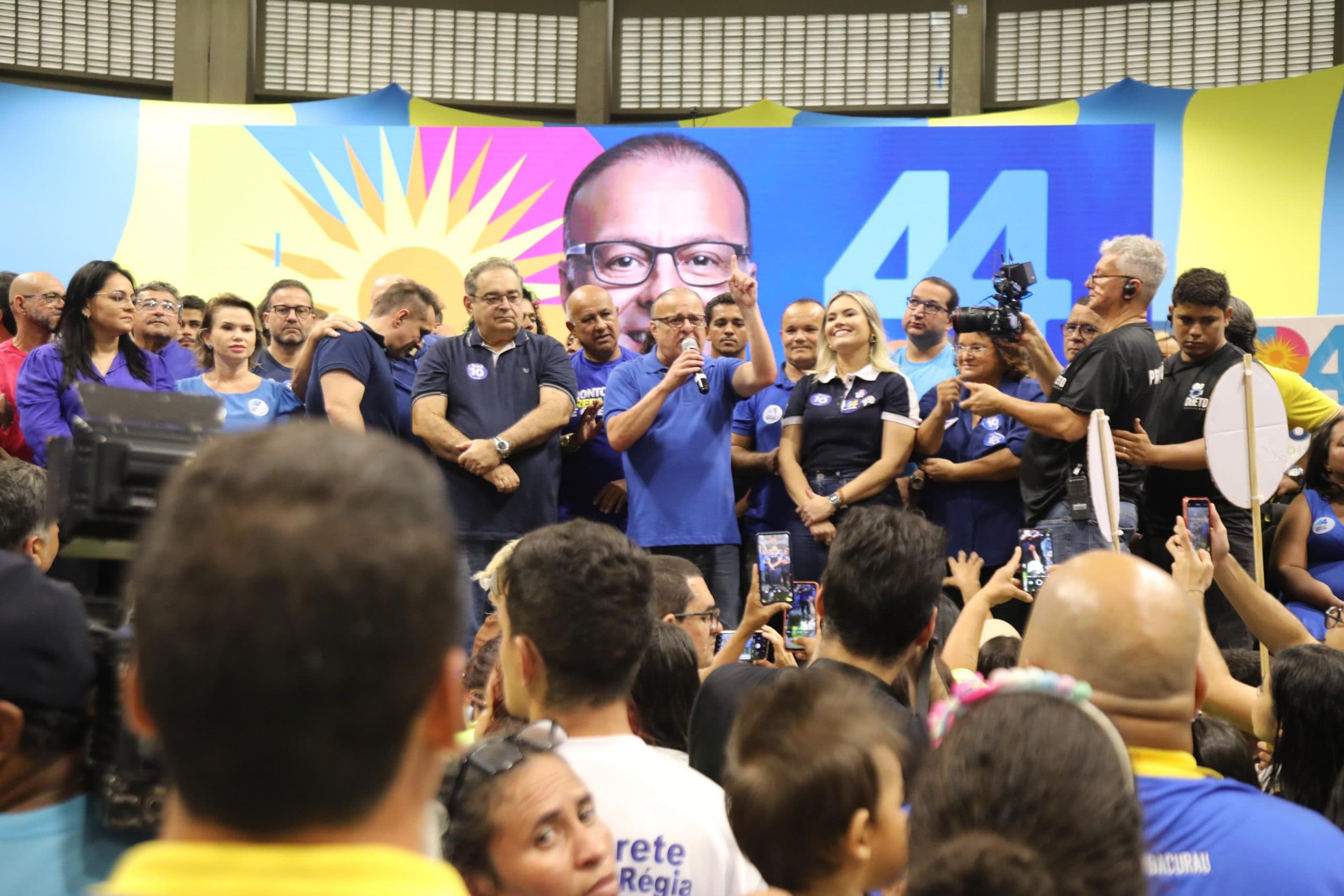 Com ginásio Nélio Dias lotado, convenção oficializa candidatura de Paulinho Freire e Joana Guerra à prefeitura de Natal