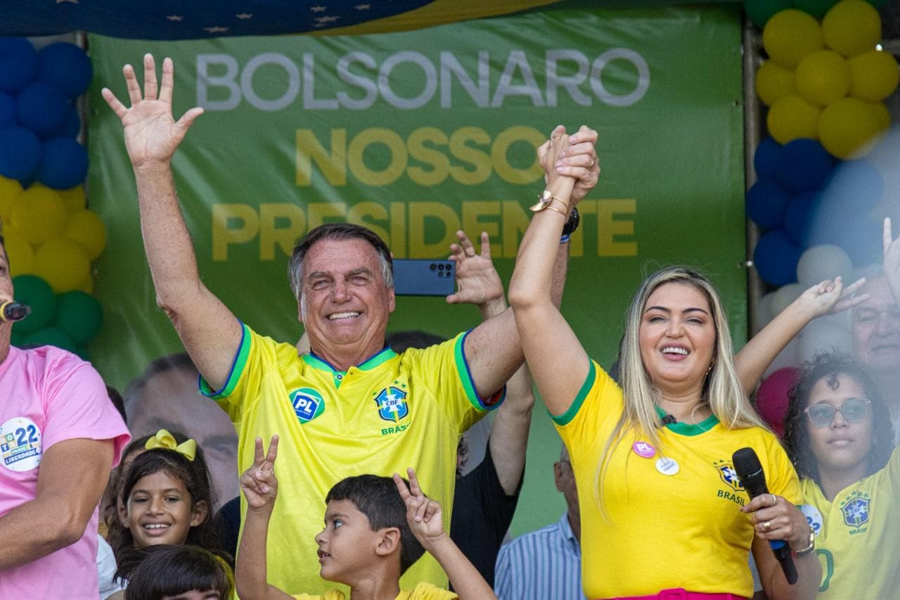 [VÍDEO] Jussara e Bolsonaro arrastam multidão em Extremoz