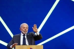 “A gente não quer fazer uma tapera”, diz Lula sobre casas para o RS