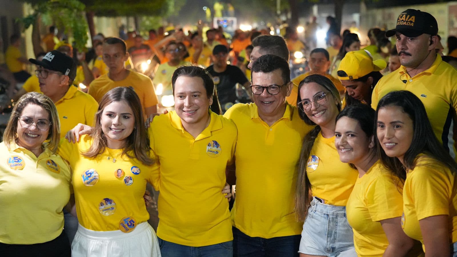 Givago e Kátia, ao lado do prefeito Juninho Alves, reúnem multidão em grande buzinaço pelas ruas Caraúbas