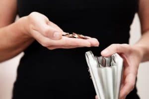 Namorar homens que ganham 1 salário mínimo pode envelhecer mais rápido