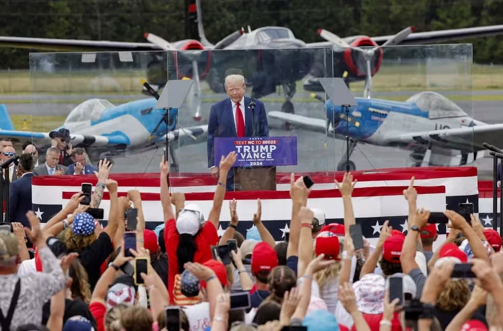 Trump usa painel de vidro à prova de balas em primeiro comício a céu aberto desde atentado e diz que vitória de Kamala traria ‘3ª Guerra Mundial'