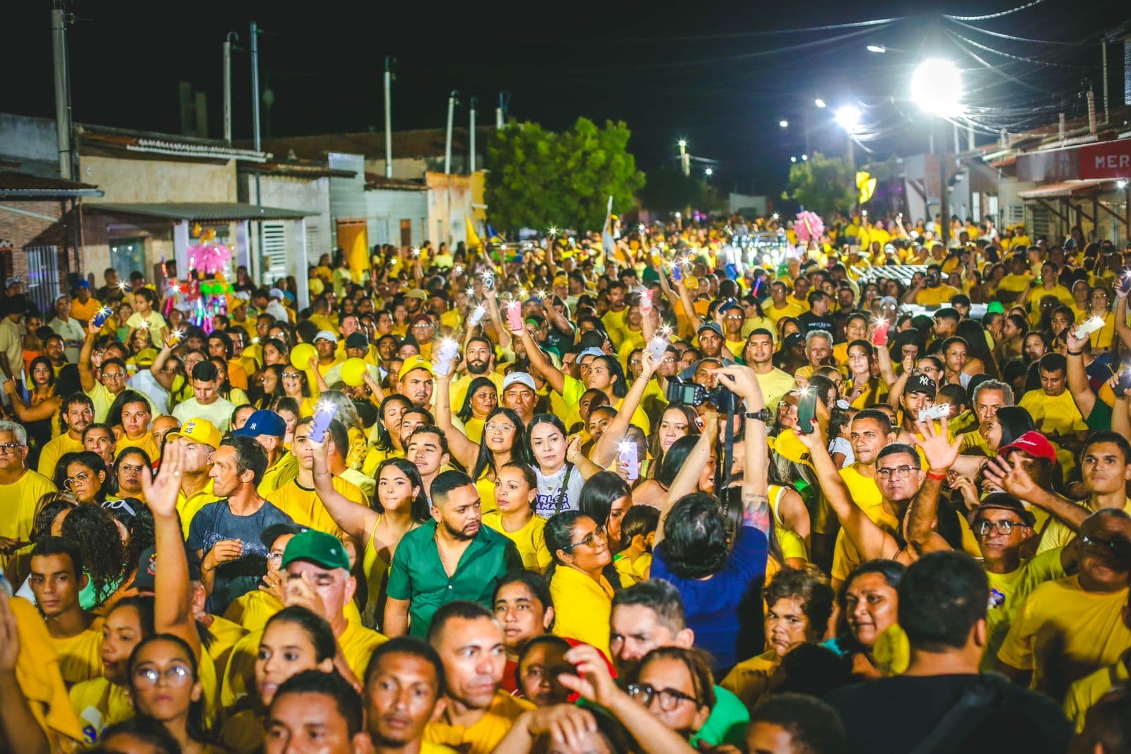 Eleições 2024: Multidão caminha ao lado de Hélio e Clécia no Distrito de Baixa do Meio em Guamaré