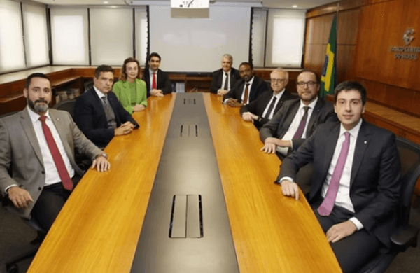 BC diz que dólar é fator de risco e “não hesitará” em elevar Selic