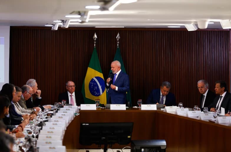 Ministérios ameaçam cortar serviços a aposentados, água e internet, sob pressão do Orçamento de 2025