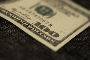 Com dólar acima dos R$ 5,60, sem trégua, Banco Central pode aumentar os juros, dizem analistas