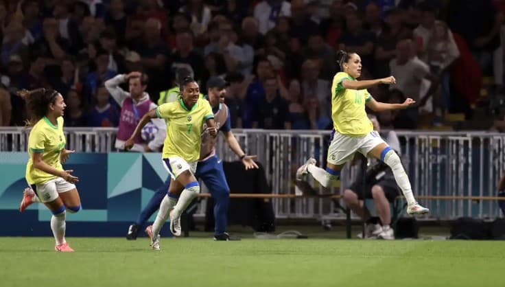 Brasil vence a França e garante classificação para semifinal do futebol feminino em Paris