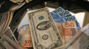 Dólar fecha em R$ 5,73, o maior nível desde dezembro de 2021
