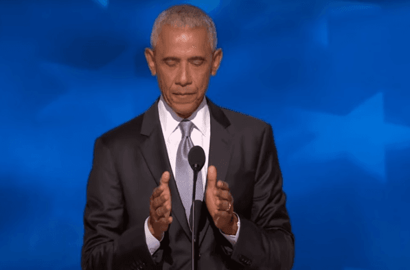 Obama faz gesto e diz que Trump tem obsessão com “tamanho”