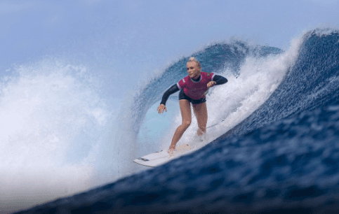 Tati Weston-Webb garante medalha inédita no surfe feminino