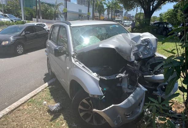 VÍDEO E FOTOS: Duas pessoas ficam feridas após carros baterem, subirem em canteiro central da Av. Roberto Freire e colidirem em árvores
