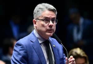 Senador envia projetos para limitar apostas de inscritos no CadÚnico e proibir publicidade de bets