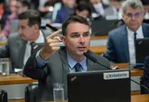 Exército admite erro em notificação a Flávio Bolsonaro