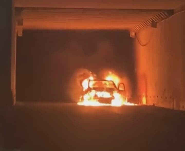 Veículo pega fogo no viaduto da BR-101, no acesso da avenida das Alagoas, em Natal