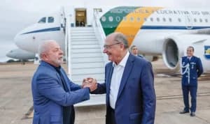 Lula exalta economia e ironiza que "até Alckmin fala com entusiasmo"