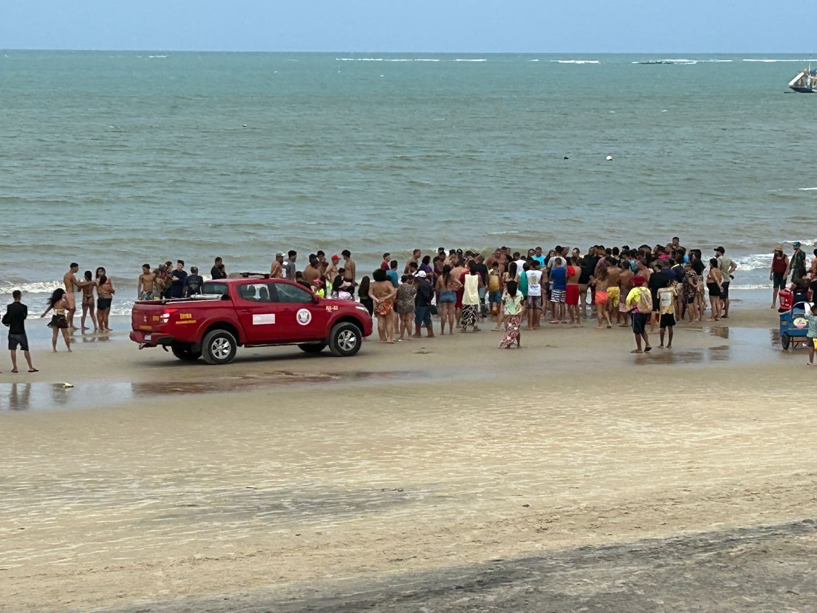 VÍDEO: homem vítima de afogamento é resgatado com vida na praia de Pirangi do Norte