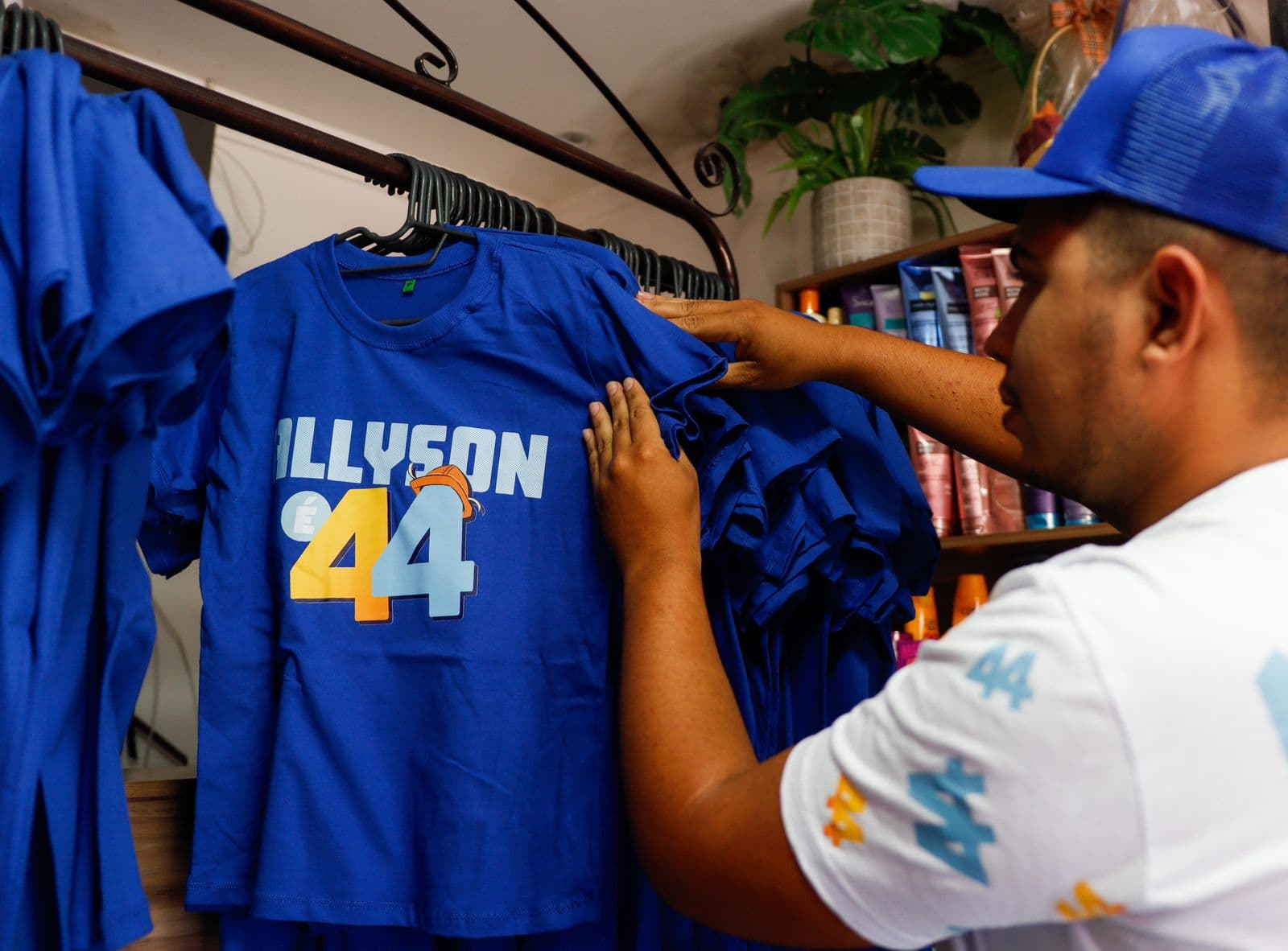 Popularidade do prefeito Allyson impulsiona vendas de camisas personalizadas em Mossoró