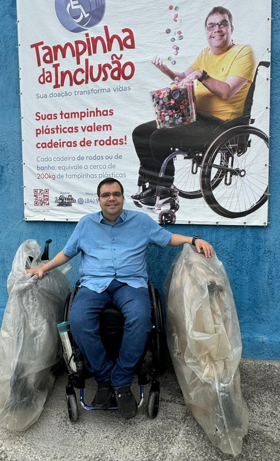 Com tampinhas plásticas que iriam pro lixo, Tércio Tinoco já beneficiou mais de 1500 pessoas com cadeiras de rodas