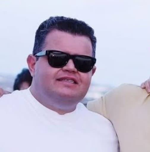 Alvo da Polícia Civil, paraibano dono da Vai de Bet está em iate de luxo com Gusttavo Lima na Grécia