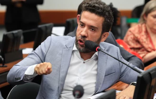 Janones usava cartão de ex-assessor, não pagava faturas e pedia reembolso à Câmara, diz PF