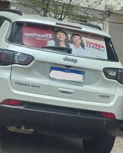 FOTO: Carro de secretária adjunta da Seap com adesivo em apoio à candidaturas petistas desrespeita memorando da própria secretaria que proíbe qualquer tipo de campanha política