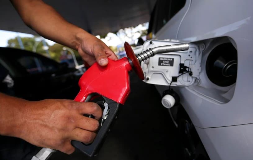 Gasolina está 5% mais cara em todas as refinarias no País do que no exterior