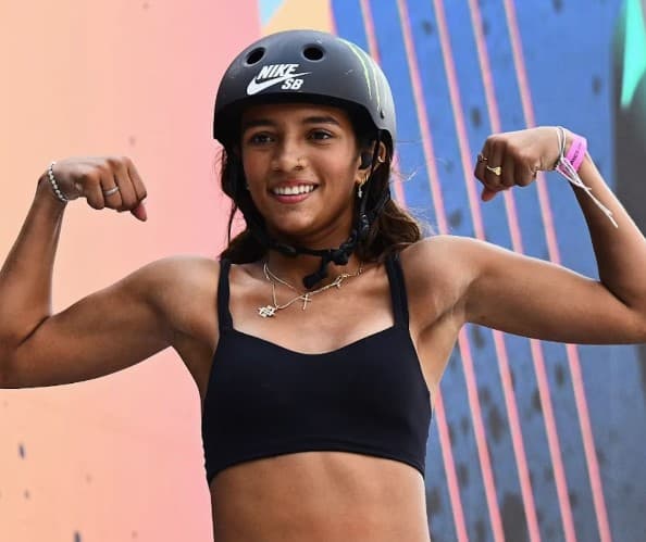 Rayssa Leal supera 7 japonesas na final e é campeã mundial de skate street