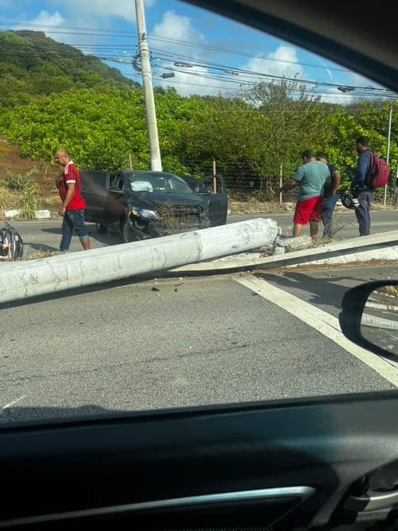 Carro colide com poste na Via Costeira e deixa trânsito lento no local