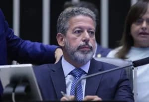 Lira anuncia apoio a Motta na disputa pela presidência da Câmara