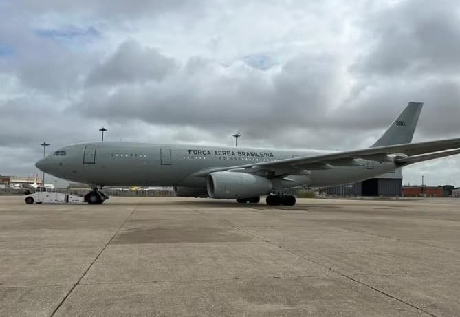 Voo da FAB para repatriação de brasileiros decola de Lisboa com destino ao Líbano