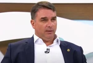 Flávio Bolsonaro diz que Bola de Ouro a Vini seria “lição a racistas”