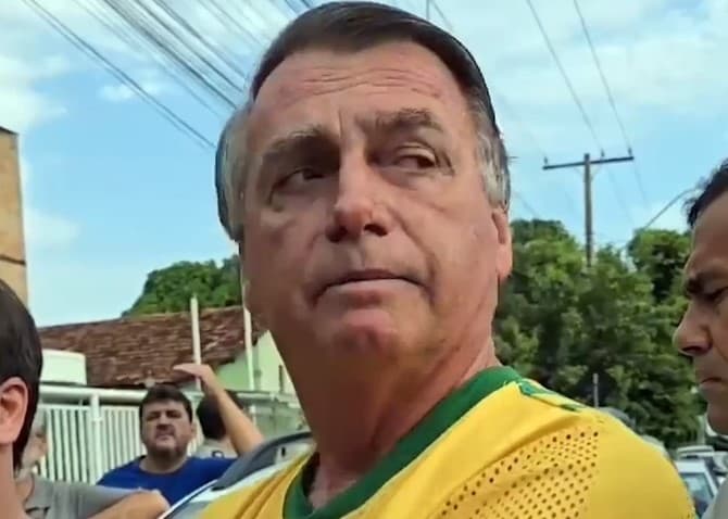 Bolsonaro põe em dúvida queda de Lula no banheiro: “Acidente mandrake”