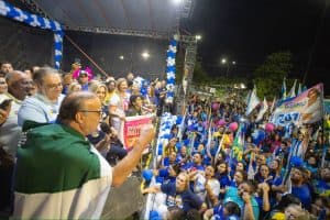 "Vamos ter a maior virada política de Natal", afirma Paulinho Freire em comício de encerramento do 1º turno
