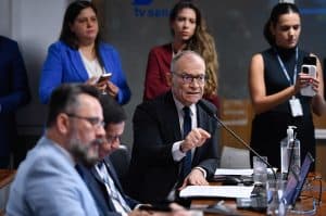 CCJ aprova porte de arma para agentes socioeducativos e oficiais de justiça