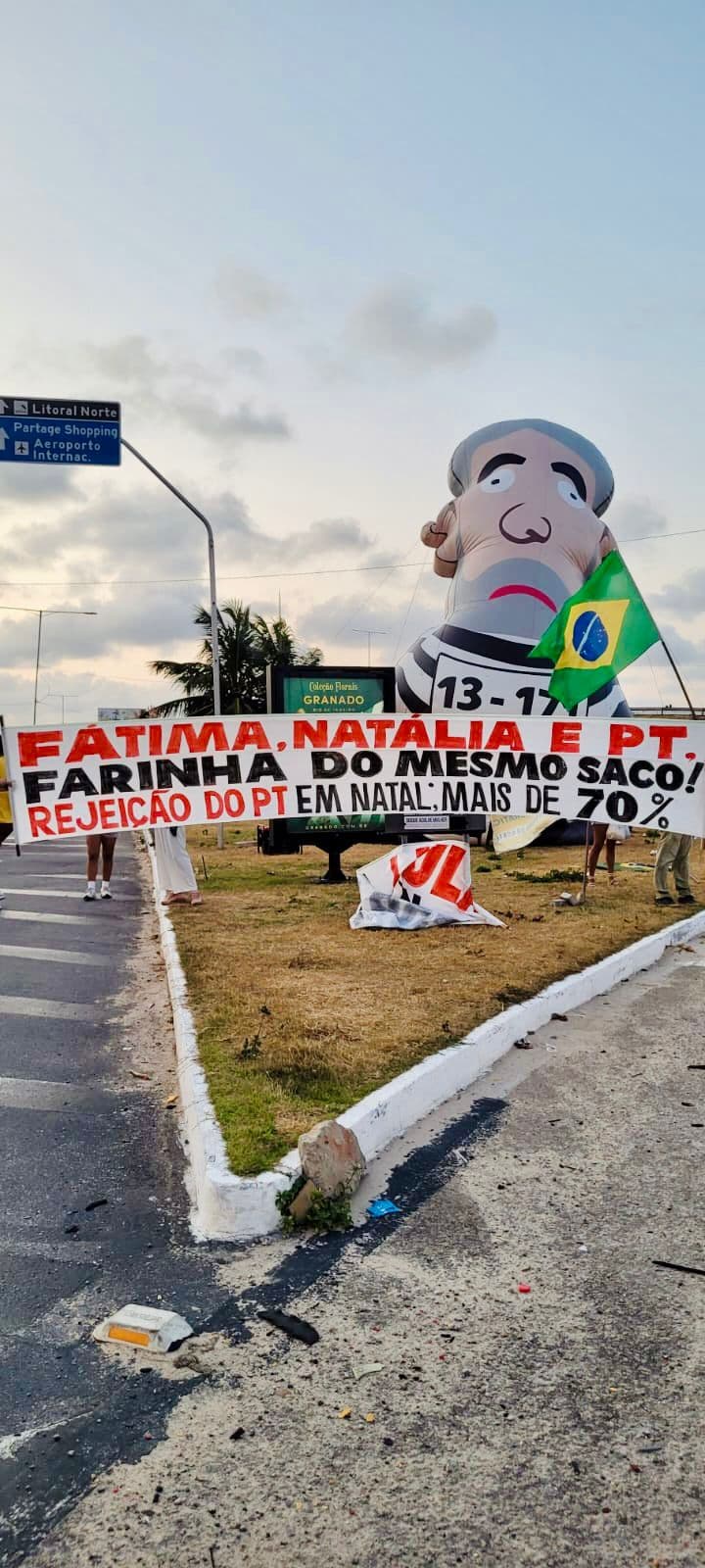 Boneco símbolo da corrupção marca passagem de Lula por Natal