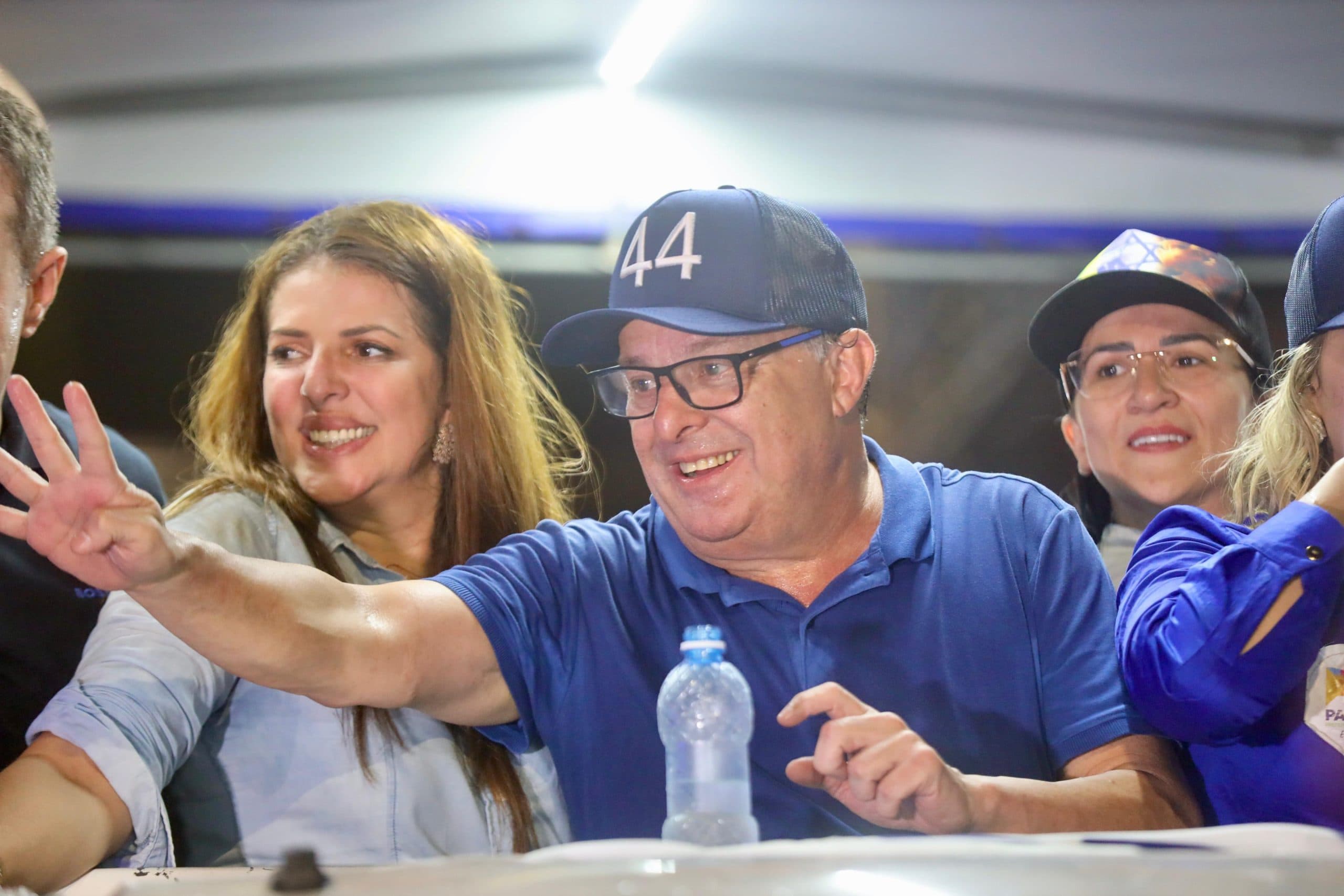 FOTOS: Confira imagens da festa da vitória de Paulinho Freire